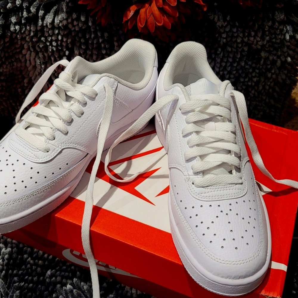 WOMAND'S NEW NIKE 8    $60 FRIM